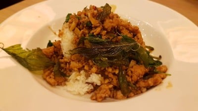 ผัดใบกระเพราไก่ราดข้าว