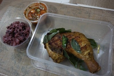 ไก่ย่างสมุนไพร+ข้าวเหนียว+น้ำจิ้มแจ่ว+ชุดผักสด