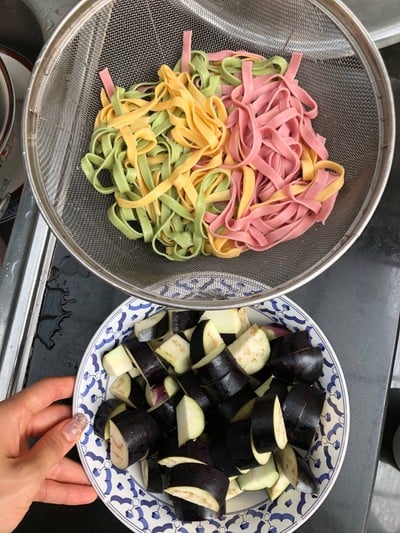 วิธีทำ พาสต้าสามสีผัดมะเขือม่วง วิธีทำ พาสต้าสามสีผัดมะเขือม่วง