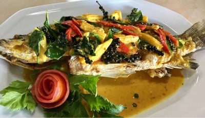 ปลากระพงทอดราดเครื่องแกง