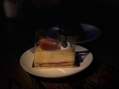 เนื้อชีสแน่นมากๆๆ รสชาติชีสดีมากไม่เค็มไม่เลี่ยนจนเกินไป ชั้นล่างสุดเป็นถั่วบดอั