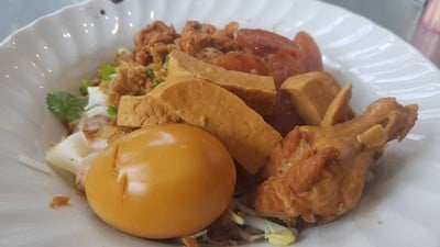 แม่โป้ ก๋วยเตี๋ยวหลอดทรงเครื่อง ตลาดปีระกา