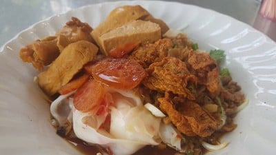 แม่โป้ ก๋วยเตี๋ยวหลอดทรงเครื่อง ตลาดปีระกา