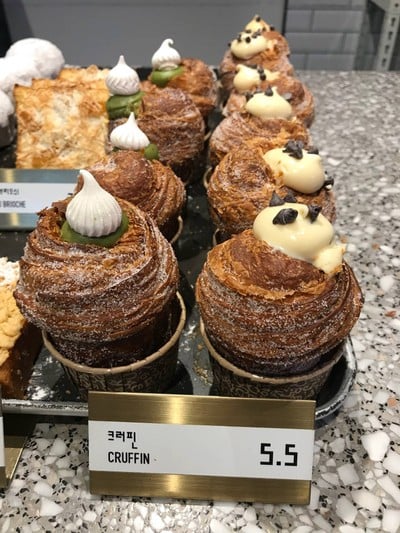 Cruffin ชาเขียว กับไส้ครีม