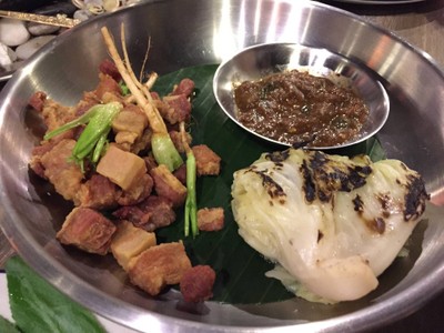 หมูสามชั้นทอดจิ้มน้ำพริกกะปิคั่วผงลาบ