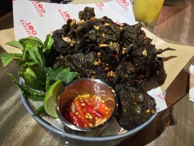 ผ้าขี้ริ้วทอดใส่ “ผักลืมผัว”