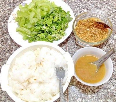 วิธีทำ ก๋วยเตี๋ยวน้ำมะระ ลูกชิ้นปลา หางหมู ตีนไก่ วิธีทำ ก๋วยเตี๋ยวน้ำมะระ ลูกชิ้นปลา หางหมู ตีนไก่