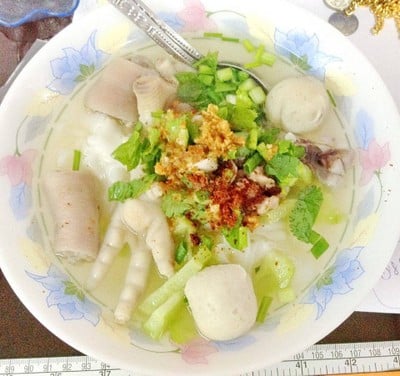 ก๋วยเตี๋ยวน้ำมะระ ลูกชิ้นปลา หางหมู ตีนไก่