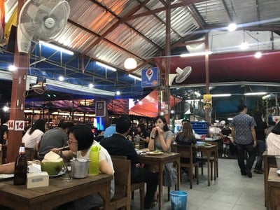 บรรยากาศ แซ่บวัน ตำซั่ว ดั้งเดิม