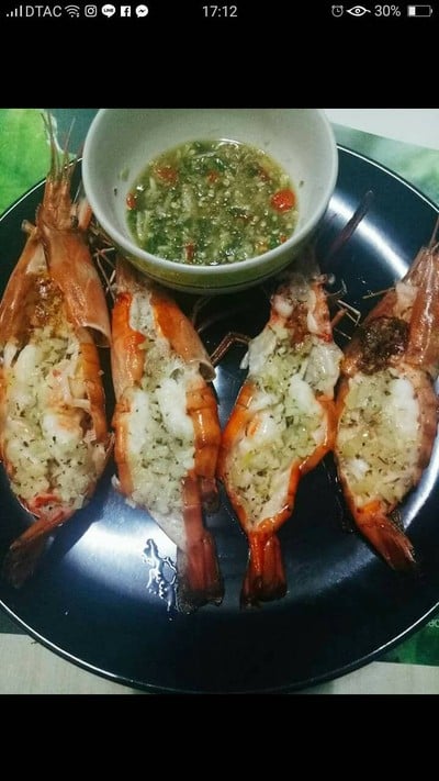 กุ้งแม่น้ำกริลล์เนยกระเทียม