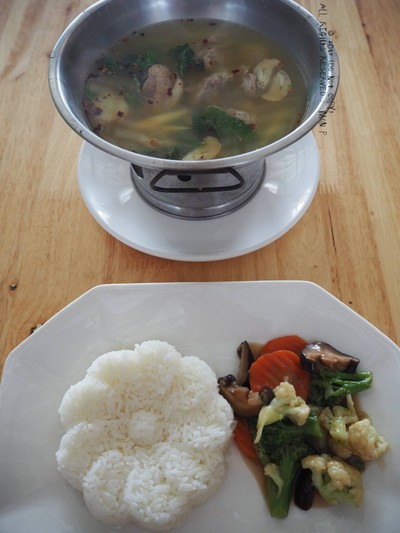 ต้มแซบกระดูกอ่อน + ข้าวผัดผักรวม