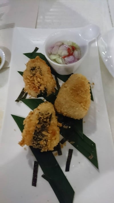 ข้าวปั้นปลาทอด