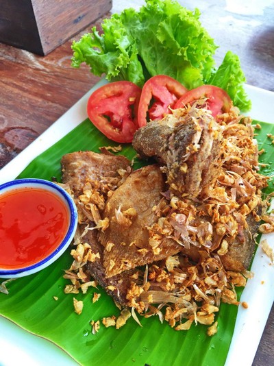 ปลาเนื้ออ่อนทอดกระเทียม