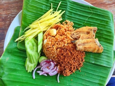 ข้าวผัดน้ำพริกปลาสลิด