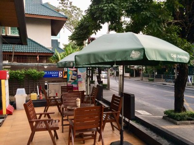 บรรยากาศที่นั่งด้านนอก.