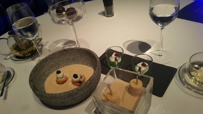 Petit Four - ไอศกรีมเสาวรสบนข้าวตำ เจลลี่ดรอป ชอคโกแลต คัพเค้กบลูเบอรี่