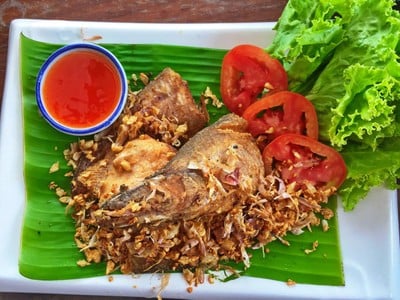 ปลาเนื้ออ่อนทอดกระเทียม