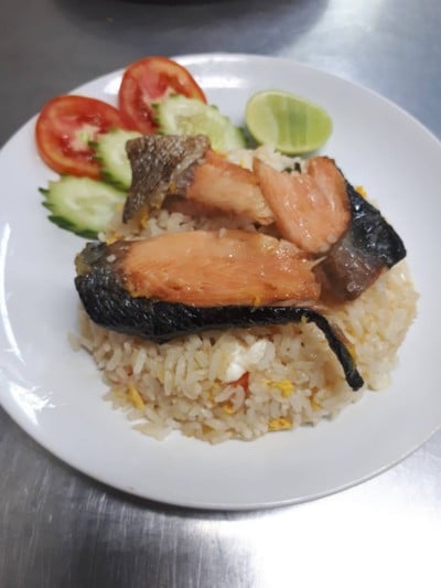 ข้าวผัดปลาแชลมอล