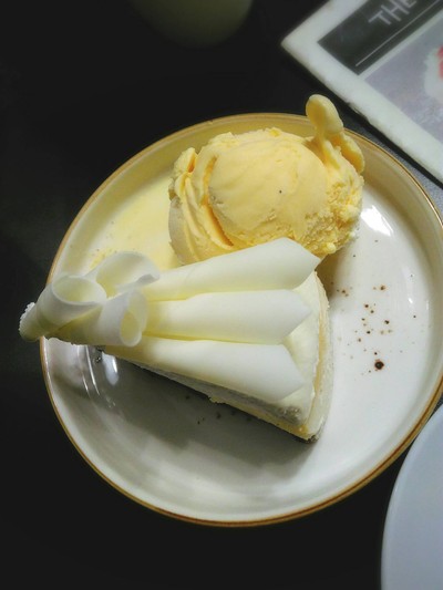 WHITE CHOCOLATE CAKE