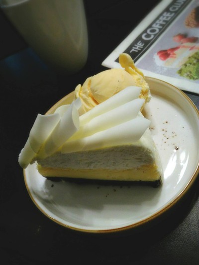 WHITE CHOCOLATE CAKE