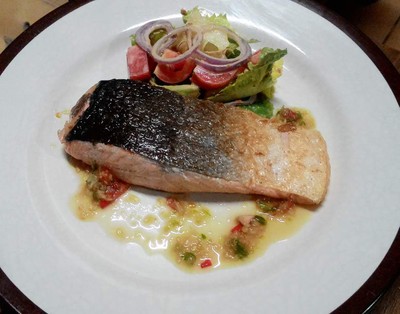 สเต็กแซลมอนน้ำซอสซีฟู๊ด