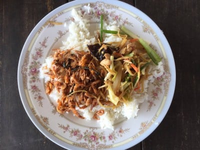 ข้าวราด กุ้งฝอยผัดเผ็ด ไก่ชัดขิง