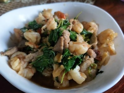 กระเพรากุ้งหมู