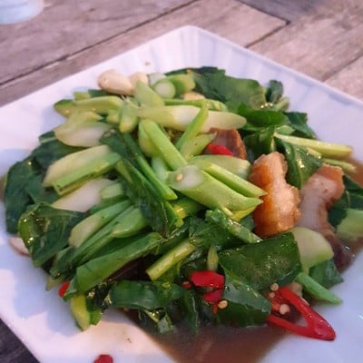 ผัดคะน้าหมูกรอบ