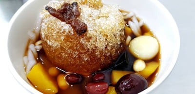 เครื่องเคียงครบ ราดด้วยน้ำลำไย  กินแล้วชื่นใจ