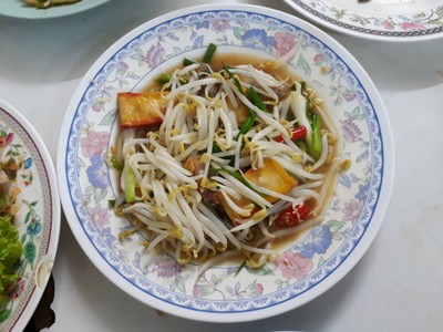 ถั่วงอกผัดหมูกรอบเต้าหู้