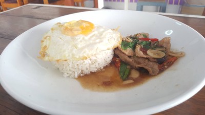 กระเพราหมูชาบู ราดข้าว