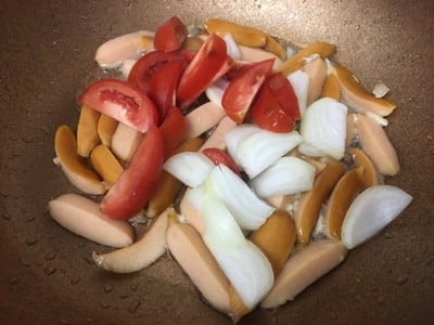 วิธีทำ มักกะโรนีผัดไส้กรอกซอสมะเขือเทศ วิธีทำ มักกะโรนีผัดไส้กรอกซอสมะเขือเทศ