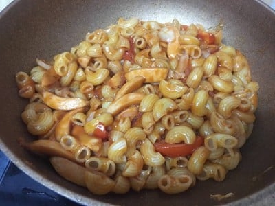 วิธีทำ มักกะโรนีผัดไส้กรอกซอสมะเขือเทศ วิธีทำ มักกะโรนีผัดไส้กรอกซอสมะเขือเทศ
