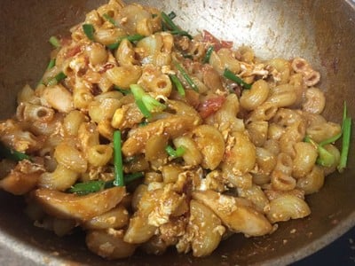 วิธีทำ มักกะโรนีผัดไส้กรอกซอสมะเขือเทศ วิธีทำ มักกะโรนีผัดไส้กรอกซอสมะเขือเทศ