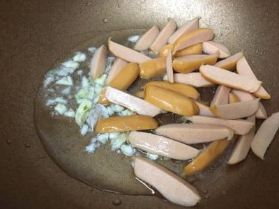 วิธีทำ มักกะโรนีผัดไส้กรอกซอสมะเขือเทศ วิธีทำ มักกะโรนีผัดไส้กรอกซอสมะเขือเทศ