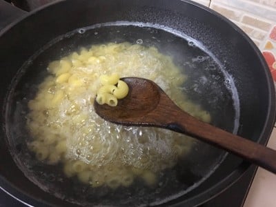 วิธีทำ มักกะโรนีผัดไส้กรอกซอสมะเขือเทศ วิธีทำ มักกะโรนีผัดไส้กรอกซอสมะเขือเทศ