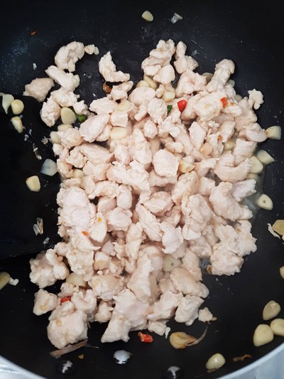 วิธีทำ กระเพราอกไก่คลุกข้าวกล้อง วิธีทำ กระเพราอกไก่คลุกข้าวกล้อง
