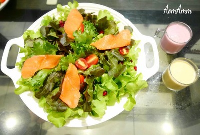 สลัดรวม (90฿) + แซลมอนรมควัน (100฿)