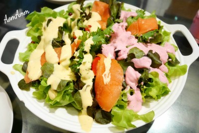 สลัดรวม (90฿) + แซลมอนรมควัน (100฿)