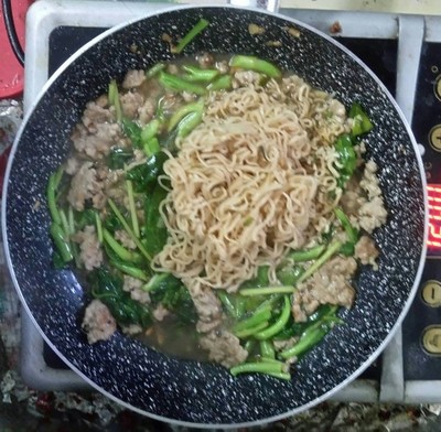 วิธีทำ บะหมี่กึ่งสำเร็จรูปผัดคะน้าหมูสับน้ำมันหอย วิธีทำ บะหมี่กึ่งสำเร็จรูปผัดคะน้าหมูสับน้ำมันหอย