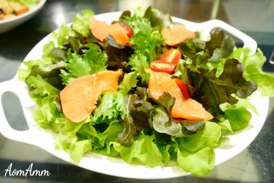 สลัดรวม (90฿) + แซลมอนรมควัน (100฿)