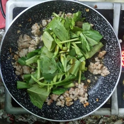 วิธีทำ บะหมี่กึ่งสำเร็จรูปผัดคะน้าหมูสับน้ำมันหอย วิธีทำ บะหมี่กึ่งสำเร็จรูปผัดคะน้าหมูสับน้ำมันหอย