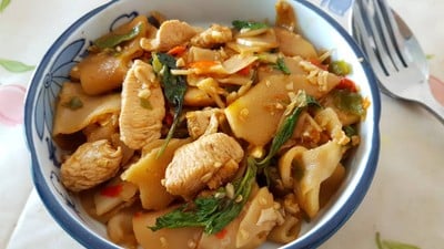 ผัดเผ็ดไก่หน่อไม้ดอง