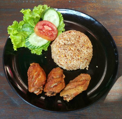 ข้าวคลุกลาบกับปีกไก่ทอดเกลือ