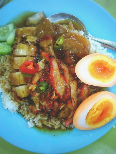 ข้าวหมูแดง+หมูกรอบ+กุนเชียง ใส่ไข่