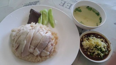 ข้าวมันไก่ ไก่เนื้อไม่เปื่อย ครับ เขาคัดพันธ์มาดี น้ำจิ้ม มีแยก ขิง พริกขี้หนู 