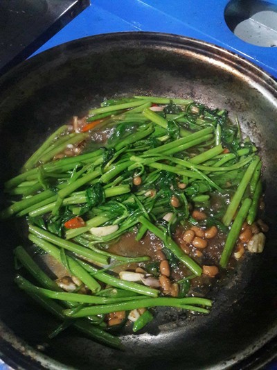 วิธีทำ ผัดผักบุ้งไฟแดง วิธีทำ ผัดผักบุ้งไฟแดง