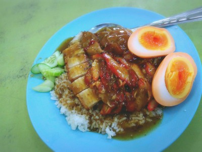 ข้าวหมูแดง+หมูกรอบ+กุนเชียง ใส่ไข่