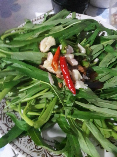 วิธีทำ ผัดผักบุ้งไฟแดง วิธีทำ ผัดผักบุ้งไฟแดง