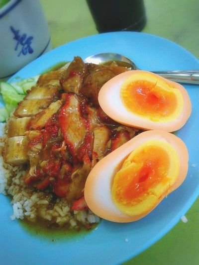 ข้าวหมูแดง+หมูกรอบ+กุนเชียง ใส่ไข่